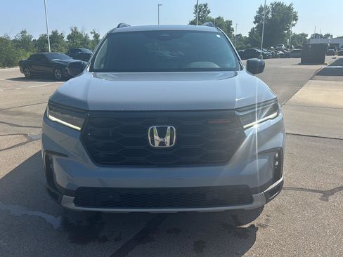 Used 2025 Honda Pilot TrailSport image 8