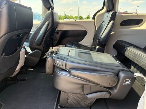 Used 2019 Chrysler Pacifica Limited FWD image 26