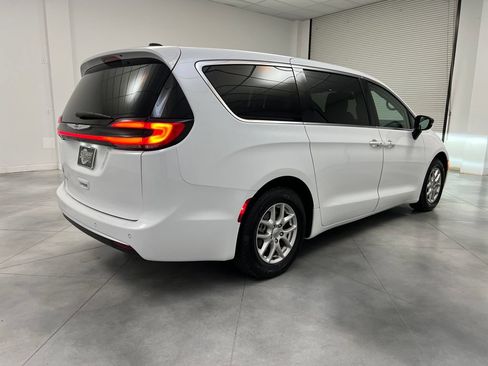 Used 2024 Chrysler Pacifica Touring-L FWD image 9