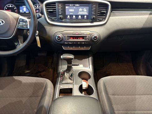 Used 2019 Kia Sorento LX w/ LX Convenience Package image 17