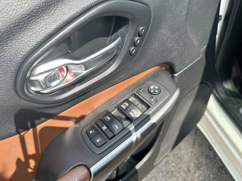 Used 2019 Jeep Cherokee Overland w/ Technology Group AWD/4WD image 26