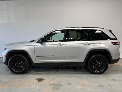 Used 2024 Jeep Grand Cherokee Altitude image 2