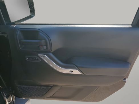 Used 2018 Jeep Wrangler Unlimited Sahara image 13