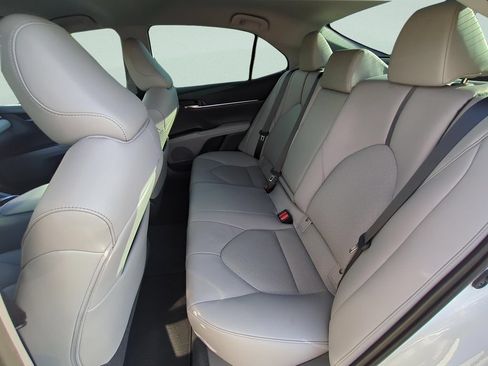 Used 2021 Toyota Camry XLE FWD image 9