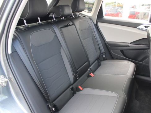 Certified 2025 Volkswagen Taos SE AWD/4WD image 24