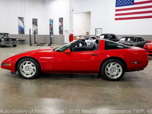 Used 1992 Chevrolet Corvette Coupe RWD image 4