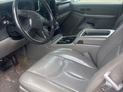 Used 2004 Chevrolet Suburban Z71 w/ Preferred Equipment Group AWD/4WD image 5