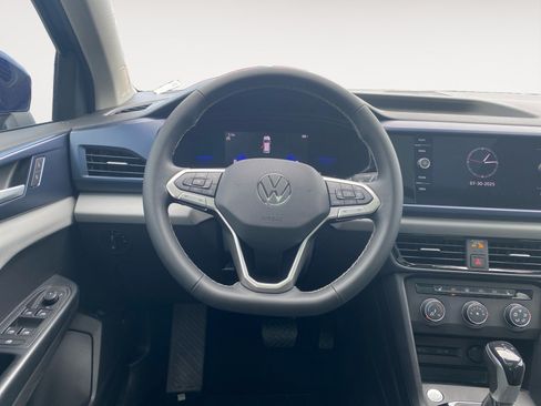 Used 2022 Volkswagen Taos SE w/ Panoramic Sunroof Package FWD image 10