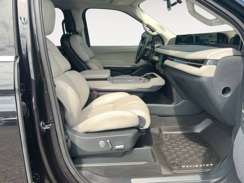 Used 2025 Lincoln Navigator Reserve AWD/4WD image 15