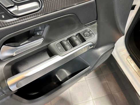 Used 2022 Mercedes-Benz GLB 250 4MATIC image 13