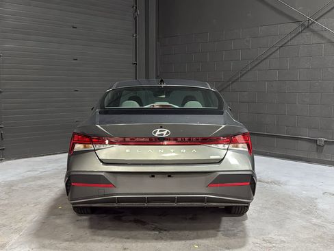 Used 2025 Hyundai Elantra Hybrid FWD image 5
