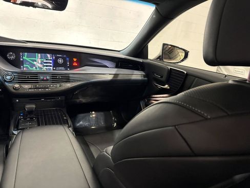Used 2018 Lexus LS 500 w/ Accessory Package (Z1) RWD image 68