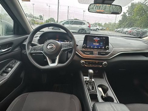 Used 2025 Nissan Altima 2.5 SV FWD image 8