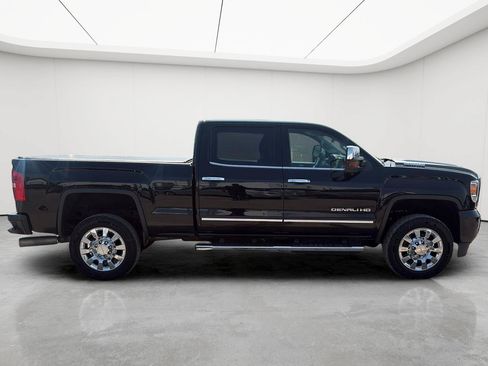 Used 2017 GMC Sierra 2500 Denali w/ Duramax Plus Package AWD/4WD image 3