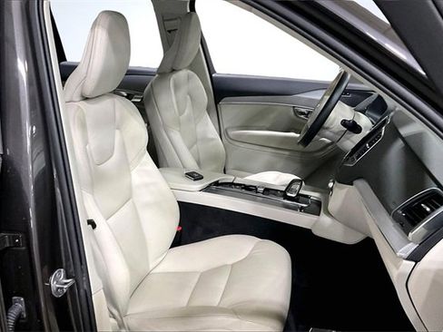 Used 2024 Volvo XC90 B5 Core w/ Climate Package image 8