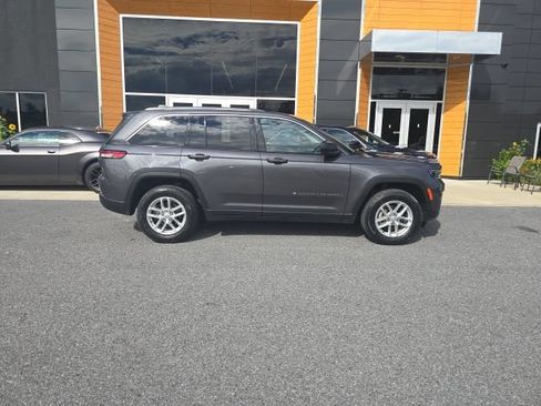 Used 2023 Jeep Grand Cherokee Laredo X AWD/4WD image 7
