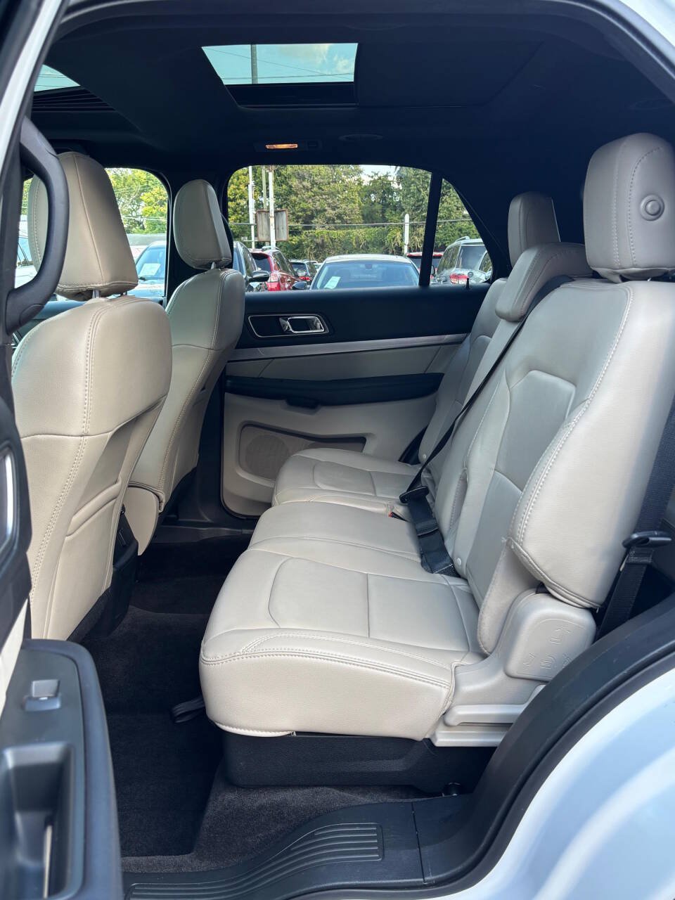 Used 2018 Ford Explorer XLT w/ Equipment Group 202A AWD/4WD image 12