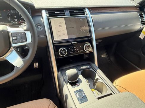 New 2026 Land Rover Discovery Dynamic SE image 14