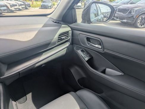 Used 2024 Nissan Rogue SV w/ SV Premium Package image 17