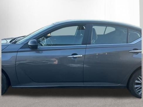 Used 2025 Nissan Altima 2.5 SV image 2