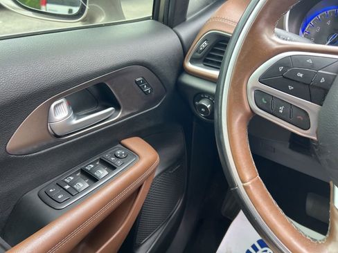 Used 2018 Chrysler Pacifica Limited w/ Tire & Wheel Group FWD image 20