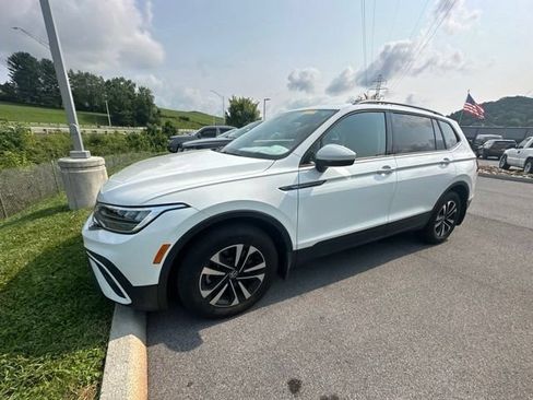 Used 2022 Volkswagen Tiguan SE R-Line AWD/4WD image 3