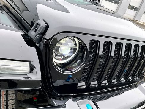 Used 2022 Jeep Wrangler Unlimited Sahara AWD/4WD image 31