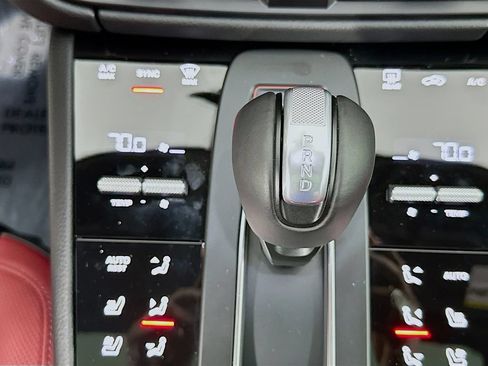 Certified 2025 Porsche Macan AWD/4WD image 19