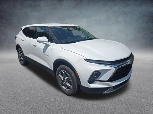 Used 2025 Chevrolet Blazer LT AWD/4WD image 2