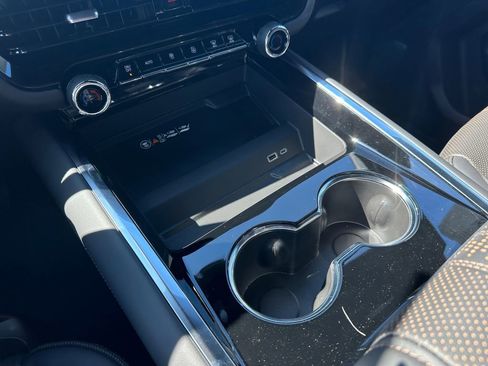 New 2025 Chevrolet Suburban High Country AWD/4WD image 19
