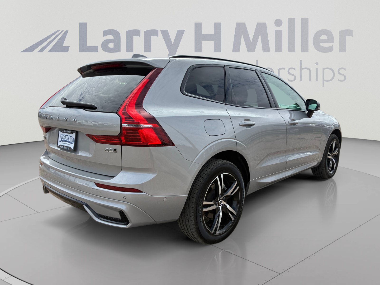 Used 2022 Volvo XC60 B5 R-Design w/ Advanced Package AWD/4WD image 5