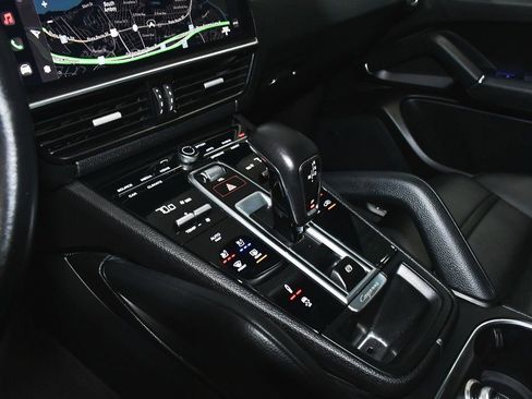 Used 2022 Porsche Cayenne Platinum Edition image 47
