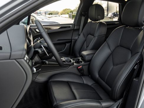 Certified 2026 Porsche Macan AWD/4WD image 5