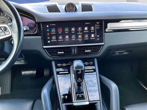 Certified 2022 Porsche Cayenne Platinum Edition image 16