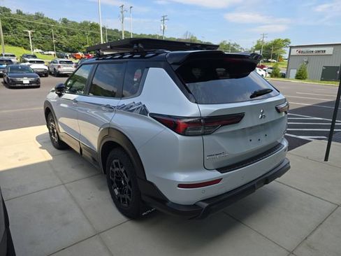 Used 2025 Mitsubishi Outlander AWD image 3