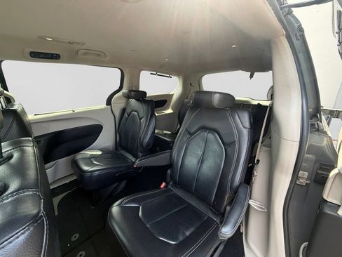 Used 2022 Chrysler Pacifica Touring-L FWD image 36