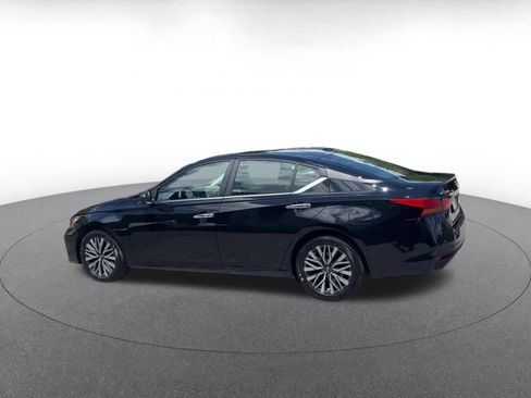 Used 2025 Nissan Altima 2.5 SV FWD image 9