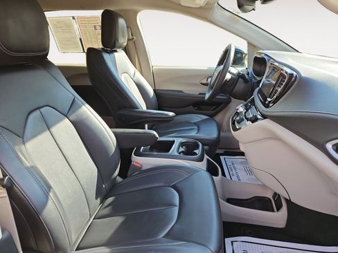 Used 2024 Chrysler Pacifica Limited FWD image 15