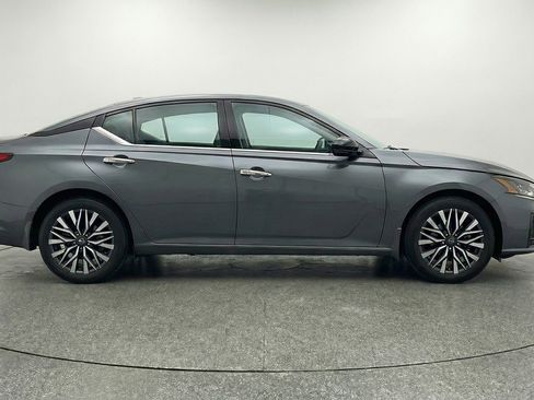 Used 2025 Nissan Altima 2.5 SV image 11