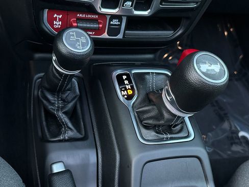 Used 2024 Jeep Wrangler Unlimited AWD/4WD image 30