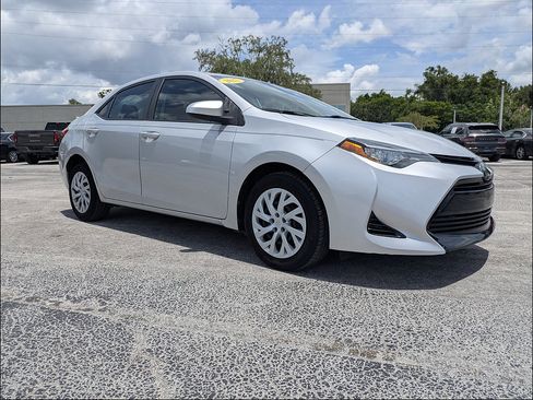 Used 2017 Toyota Corolla LE FWD image 3