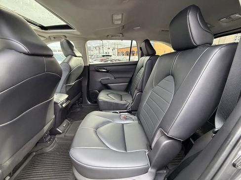 Used 2023 Toyota Highlander XLE image 18