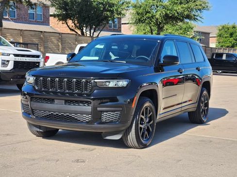 Used 2025 Jeep Grand Cherokee L Altitude RWD image 11