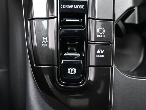 Certified 2025 Toyota Crown Signia image 30