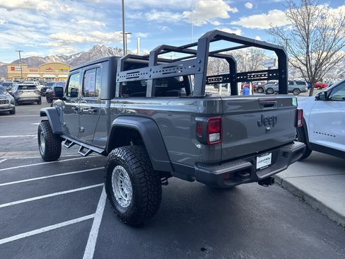 Used 2021 Jeep Gladiator Sport image 3