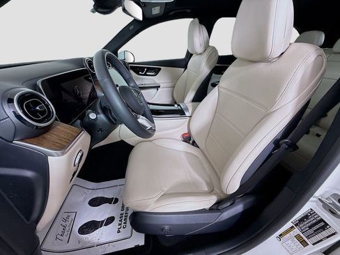 Used 2025 Mercedes-Benz GLC 300 4MATIC image 20