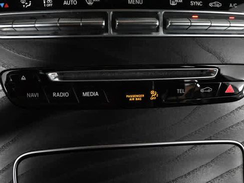 Used 2018 Mercedes-Benz GLC 300 4MATIC image 28