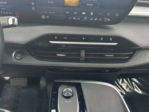Used 2025 Buick Enclave Preferred FWD image 24
