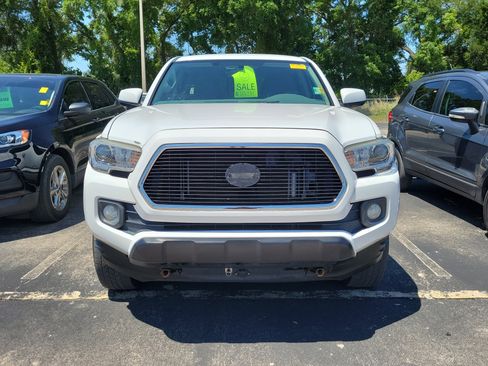 Used 2017 Toyota Tacoma SR5 image 2