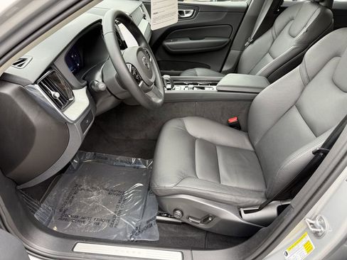 Certified 2025 Volvo XC60 B5 Plus image 9
